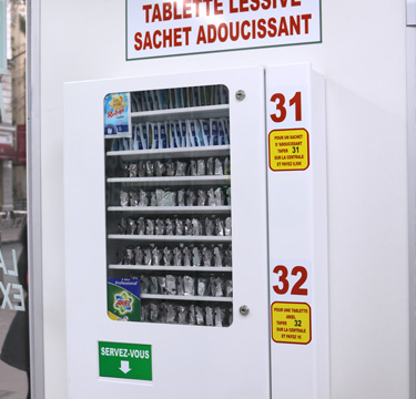 Distributeur lessive et adoucissant dans votre laverie automatique rue Jouffroy d'Abbans 75017 Paris